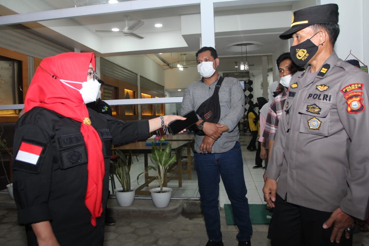 Hari Pertama PPKM Mikro, Tim Temukan Tempat Usaha Membandel